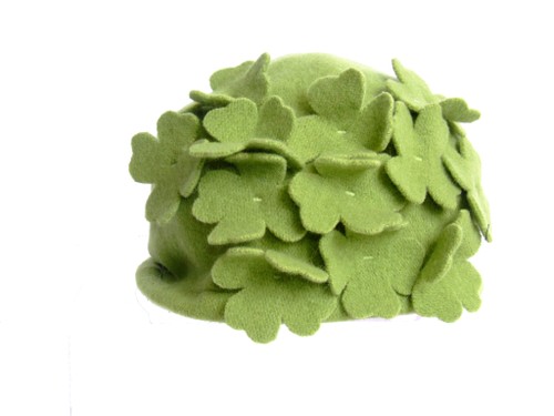 Bonnet vert à fleurs
