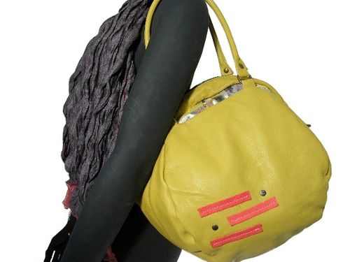 Sac bouboule cuir jaune 245 euros