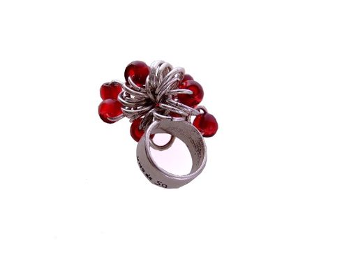 bague rouge métal et résine 88 euros